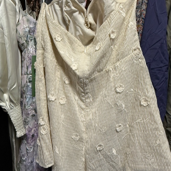 Storia Ivory Ruffled Dress - Picture 2 of 4